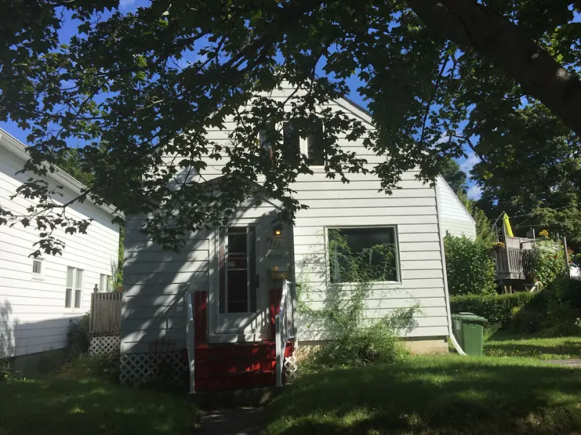 Entire House in Quiet Residential Area Close to Everything, Very Clean, Non-Smoking. - Image 1