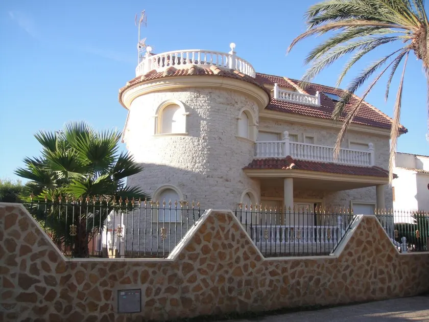 Large villa with private pool 50 meters from the beach - Image 1