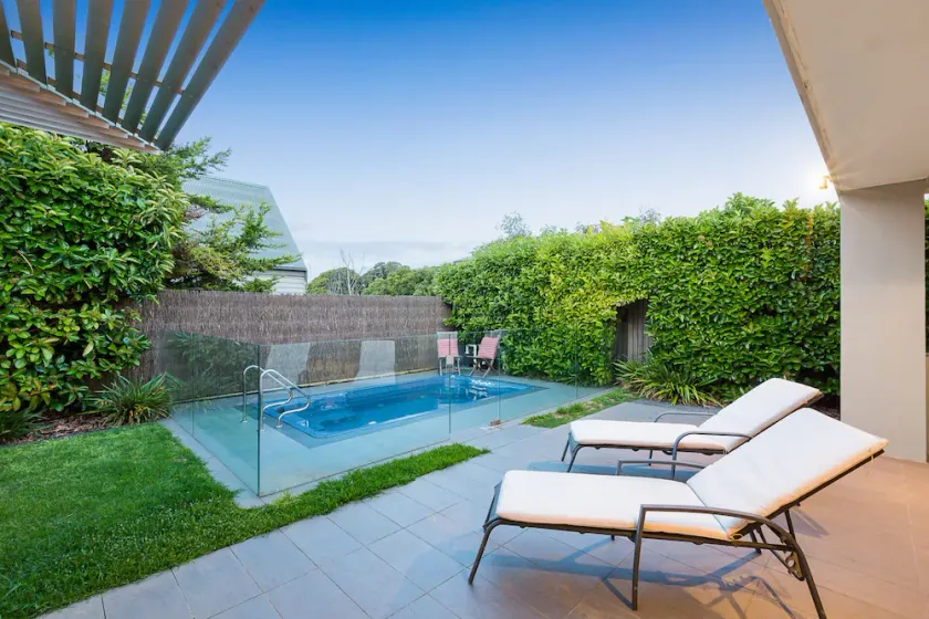 Sorrento, easy walk to beach & sailing club, with heated swim spa (sleeps 10) - Image 1