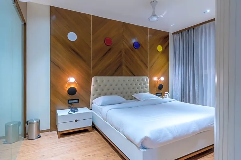 Hotel Four Season - Image 1