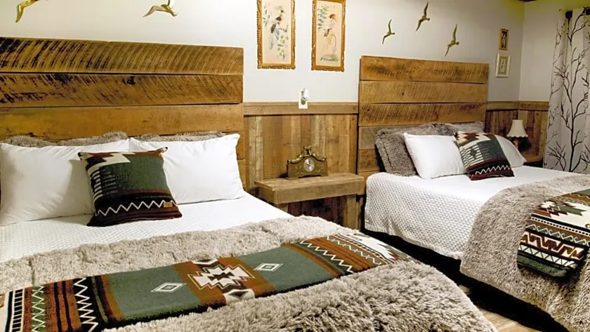 Arthur Murray's Motel - Image 1