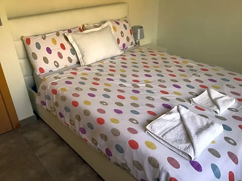 Double Room with Shared Bathroom and Shared Communal Areas R4 - Image 1