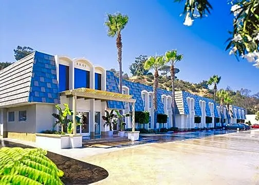 Comfort Inn & Suites - Image 1