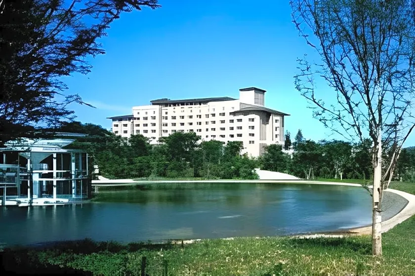 Okura Akademia Park Hotel - Image 1