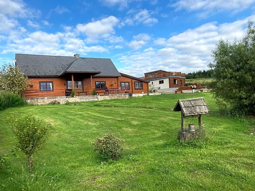Log House Hideaway - Image 1