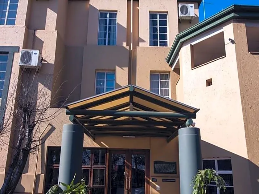 Airport Inn And Suites - Image 1