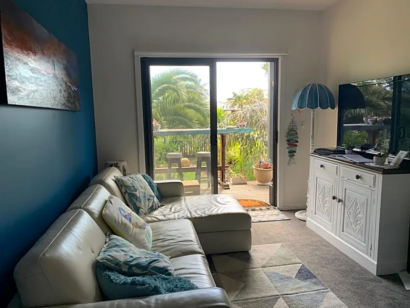 Turquoise Waters B &B -Private Guest suite with massage chair - Image 1