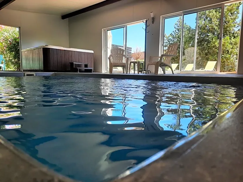 La ptite adresse Love Room 150 M2 Piscine Interieure chauffe Privee & Spa Privee Parking Gratuit - Image 1
