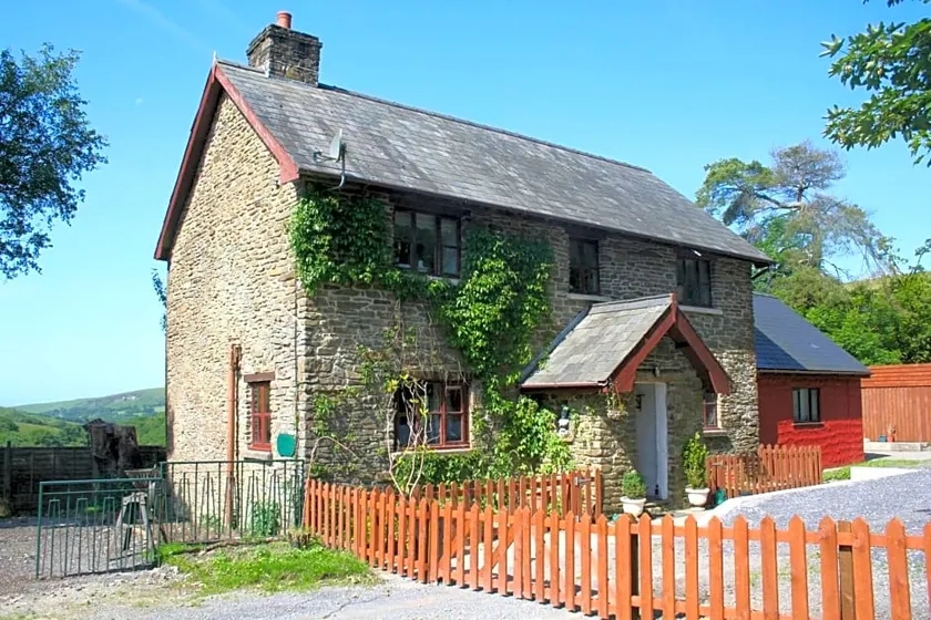 Barn Cottage - Farm Park Stay With Hot Tub - Image 1