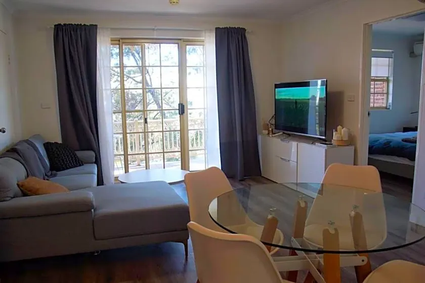 Contemporary 2BR Apt in Kingston - Image 1