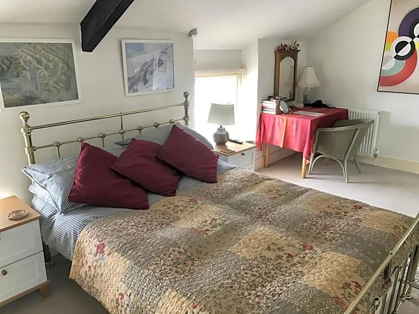 Large guest room in stylish Georgian town house - Image 1