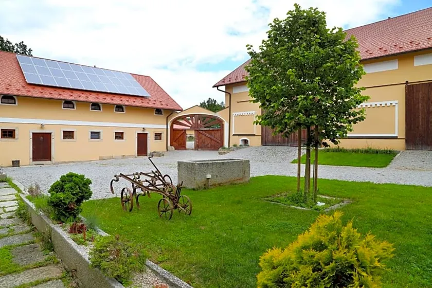 Statek Selský Dvur - Image 1