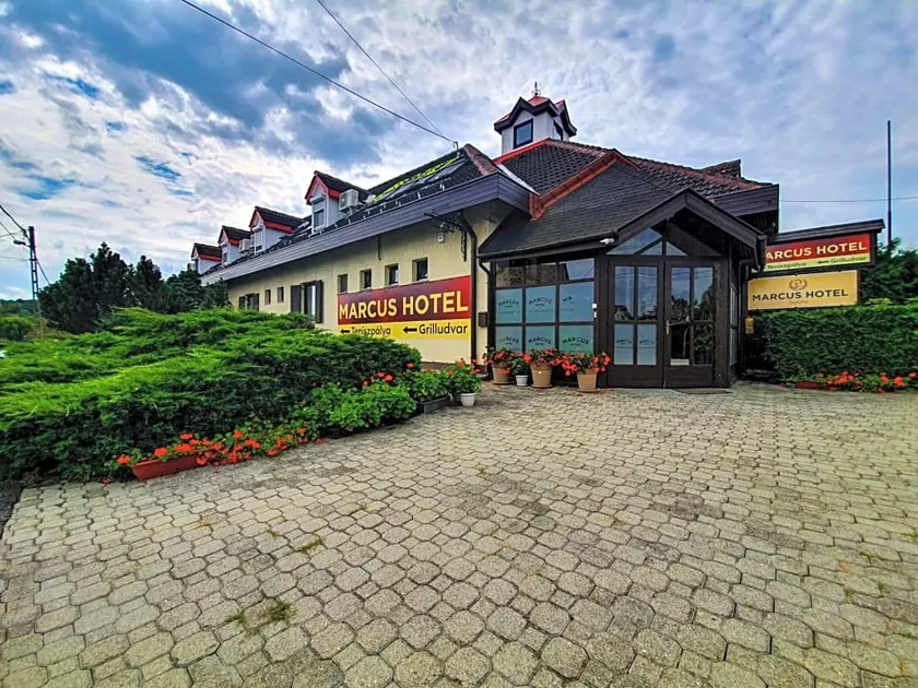 Retro Hotel - Image 1