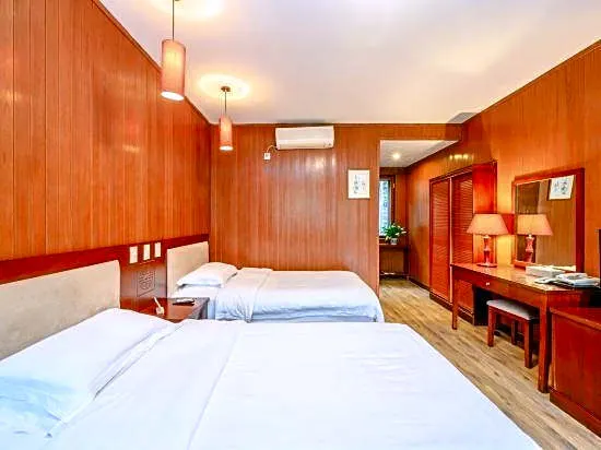 Fengxiangyuan Holiday Hotel - Image 1