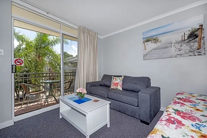 MANDURAH POOLSIDE RESORT - Image 1