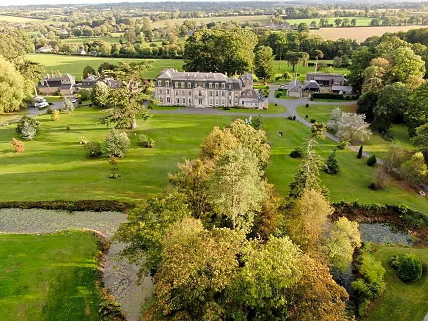 Le Chateau Des Monts - Image 1