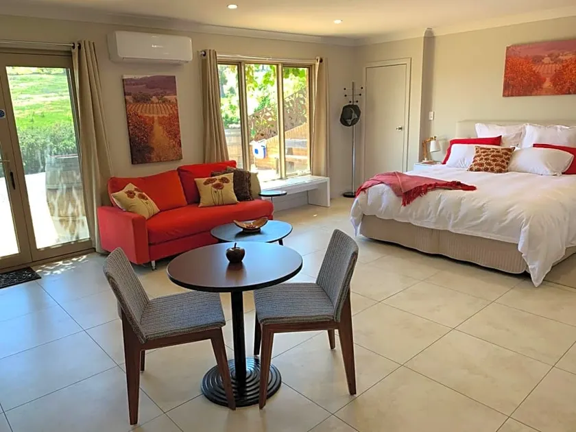 Camelot Country Stay in Orange - Image 1