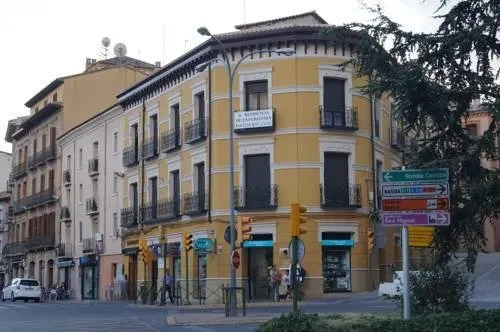 Residencia de estudiantes Santo Domingo - Image 1