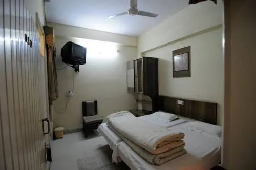 Hotel Amba Inn - Image 1