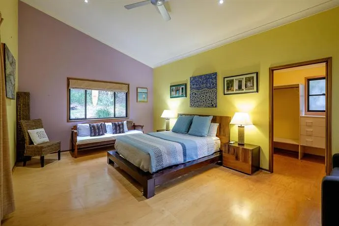 Five Bimba (Tractor House) - Image 1