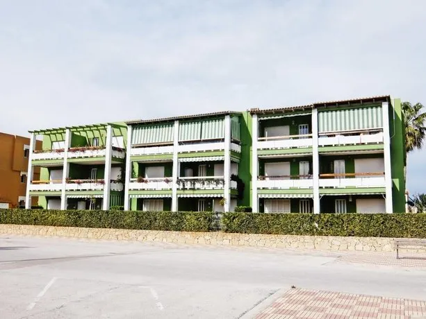 Los Juncos Apartamentos - Image 1