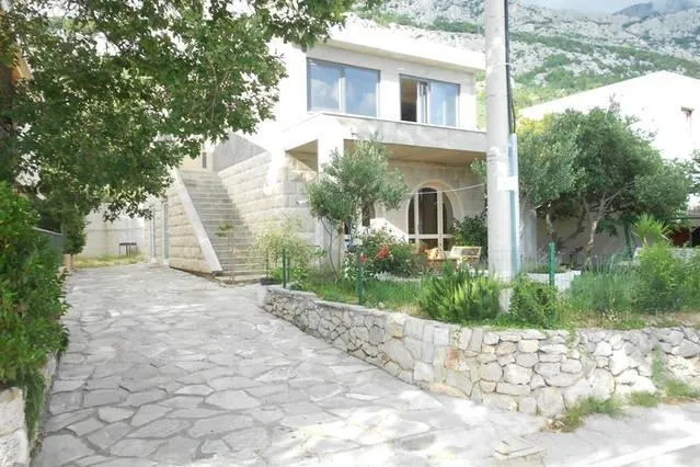 Holiday Home with free parking by the beach - Image 1