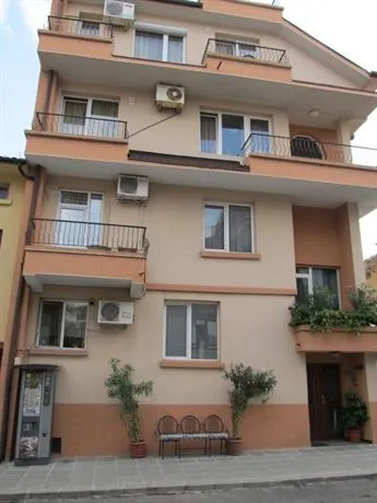 Private Home Yani Popov - Image 1