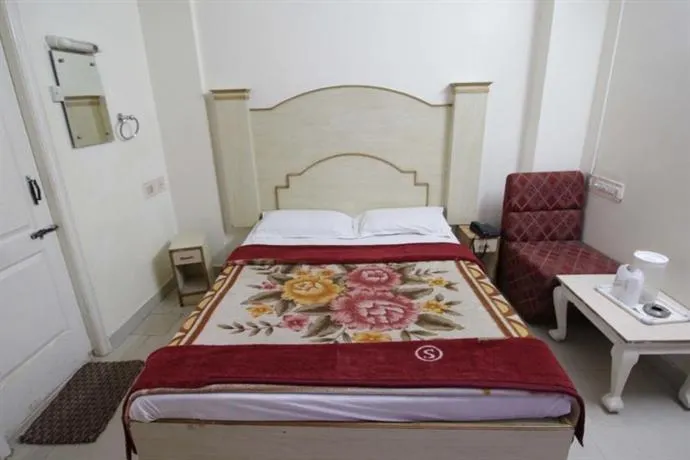 Hotel Ajantha Palace - Image 1