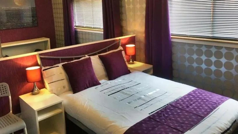 City Centre Riverside Apartment with private parking - Image 1