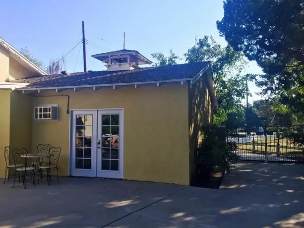 Los Angeles-Valley Suburb Retreat - Image 1