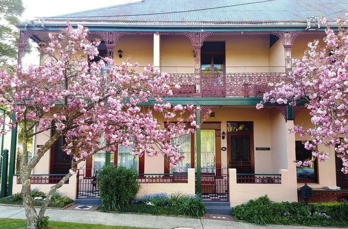 Bank House Mount Victoria - Image 1