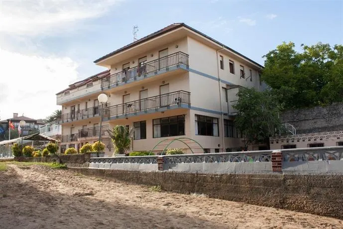 Hotel Villa - Image 1