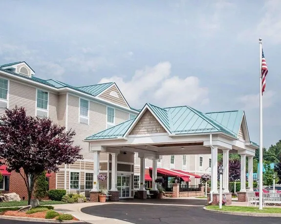 Comfort Inn & Suites - Image 1