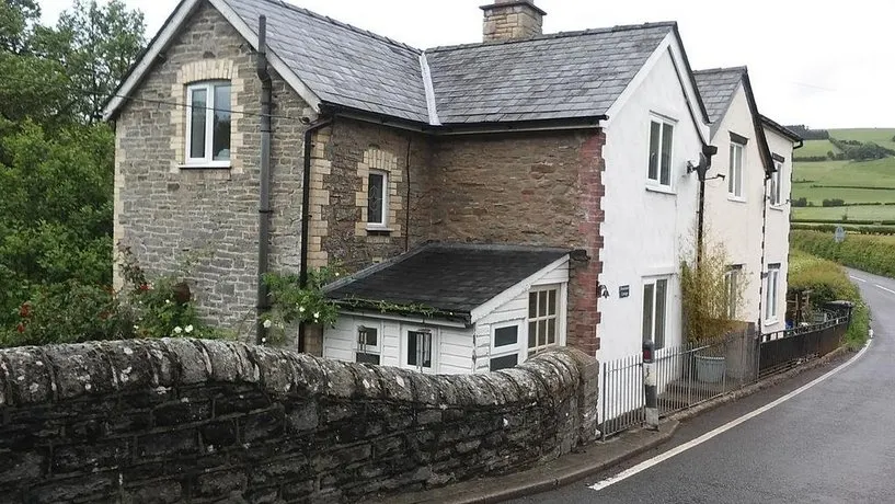 Riverbank Cottage Whitton - Image 1
