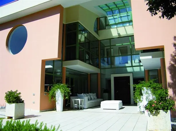 Villa Ferrara - Image 1