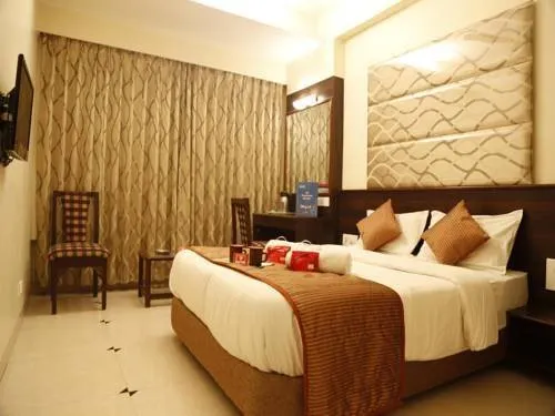 OYO 2726 Hotel Elegant - Image 1