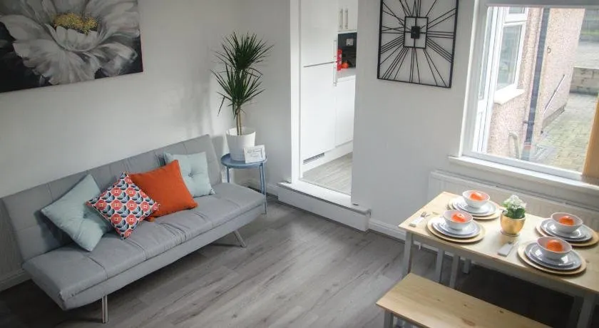 SPACIOUS CONTRACTOR HOUSE NEAR CITY CENTRE o PARKING Cosy Hub BY PASSIONFRUIT PROPERTIES - Image 1