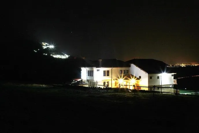 Raya Guest House - Image 1