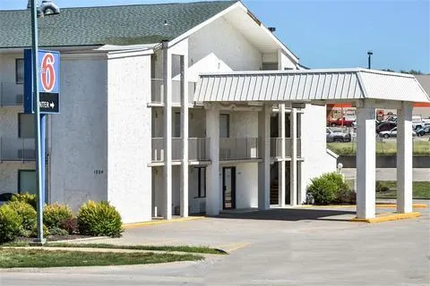 Relax Inn Topeka - Image 1