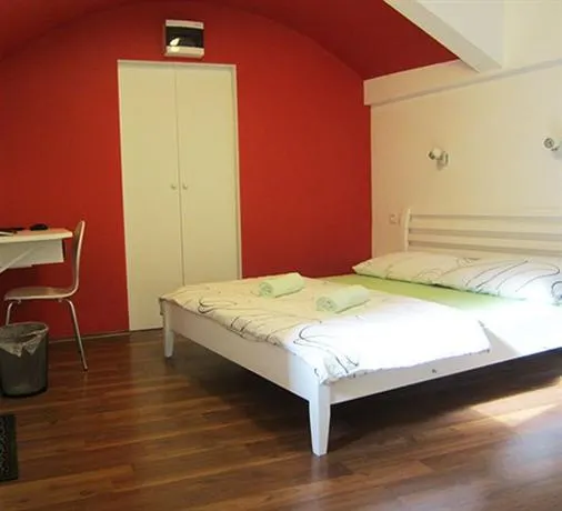 Apinelo Hostel & Apartments - Image 1