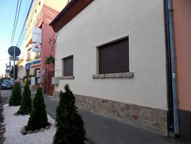 Arthouse Lucrezia - Image 1