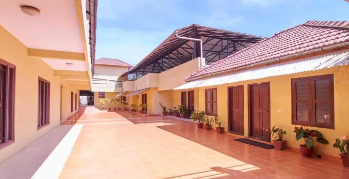 Hotel Crystal Court - Image 1