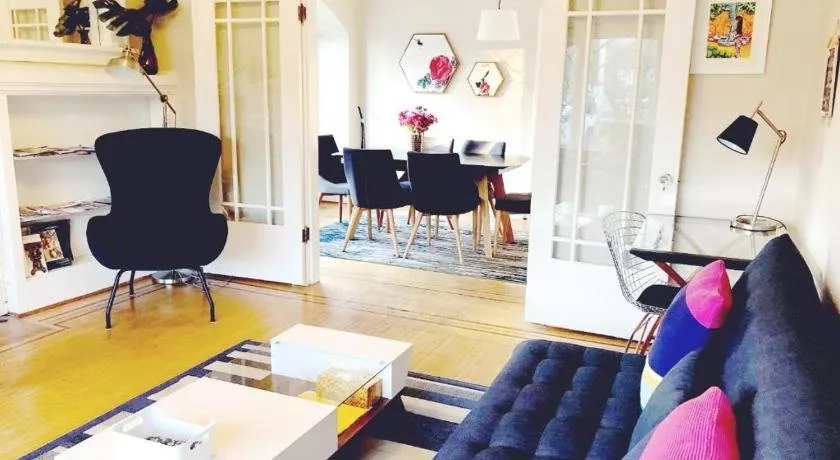 Sunny Vintage Home in Kits with Free Parking - Image 1