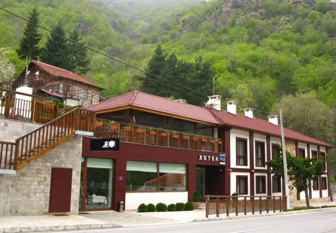 Aqua Varvara Hotel - Image 1