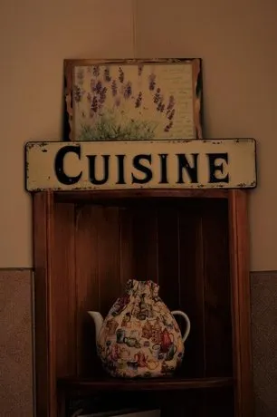 Cream Cottage - Image 1
