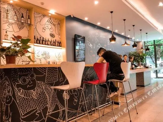 Ibis Hotel (Chengdu Pengzhou Wangyuli Branch) - Image 1