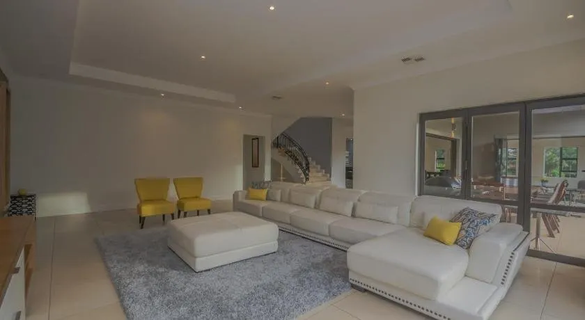 8 Tinderwood Lane - Image 1