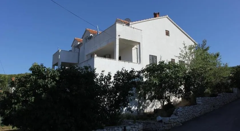 Apartmani Vesna Supetar - Image 1
