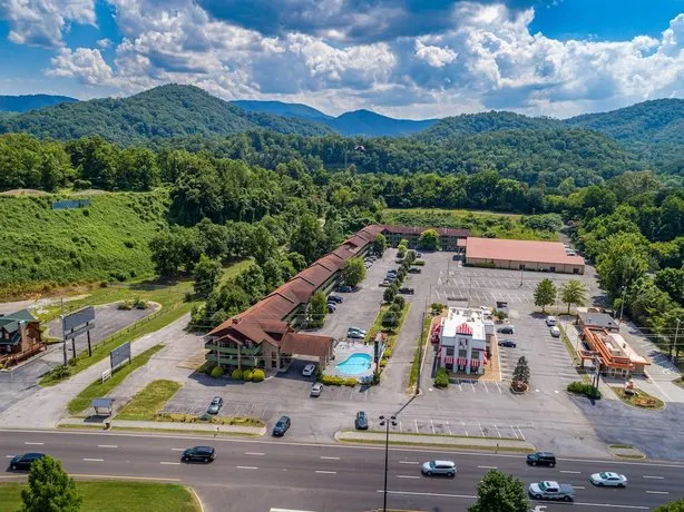 Evergreen Smokey Mountain Lodge & Convention Cent - Image 1