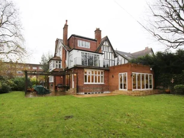 Veeve Spacious 6 Bed Family Home Bristol Gardens Putney - Image 1